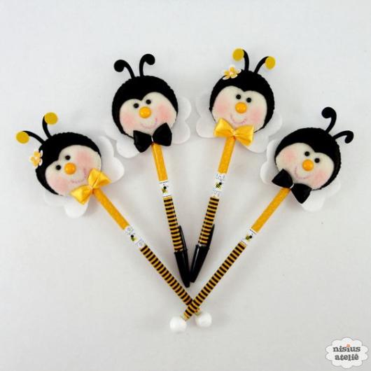 Ponteira de lápis e caneta para lembrancinha da abelhinha.