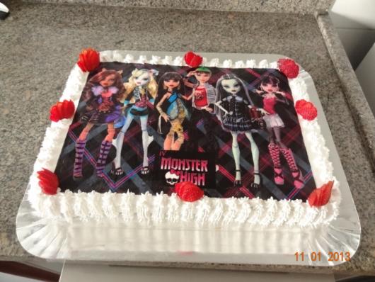 Bolo com papel de arroz para festa temática Monster High