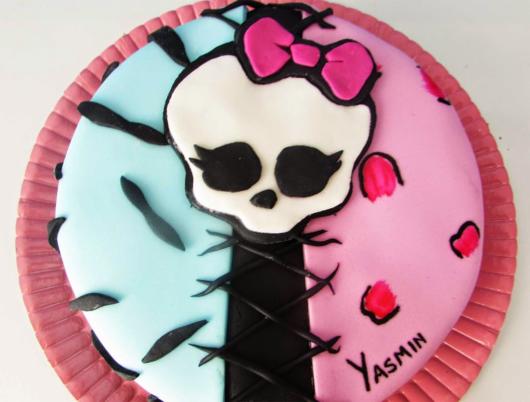 Bolo de pasta americana para festa temática Monster High