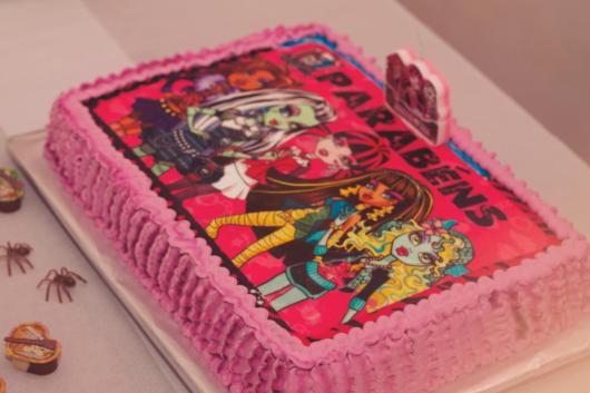 Bolo com papel de arroz para festa temática Monster High