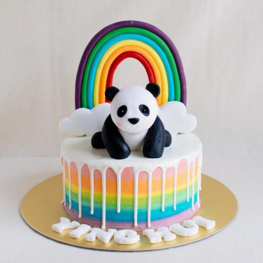 bolo de panda com arco íris