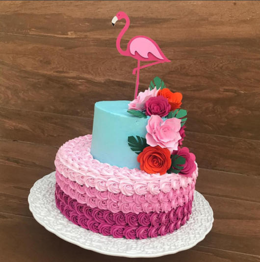 Bolo de flamingo com topo decorativo