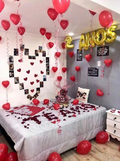 Quarto decorado com balões para aniversário de namoro