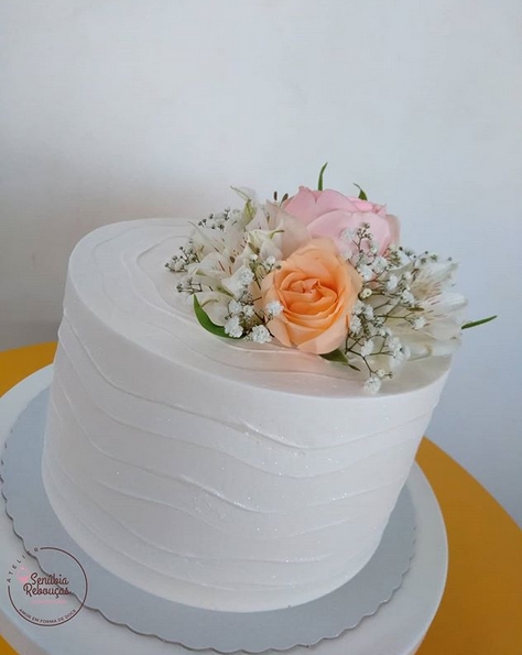 bolo com flores naturais