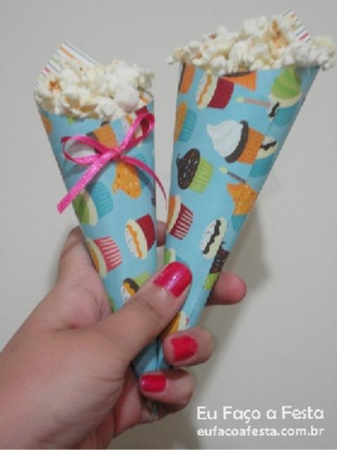 Cone de papel com estampa de doces