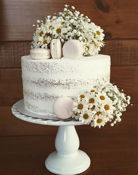 bolo branco com flores naturais