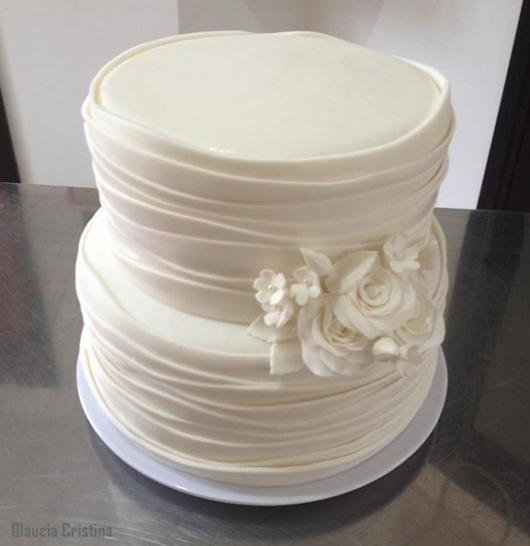 bolo pasta americana com flores brancas
