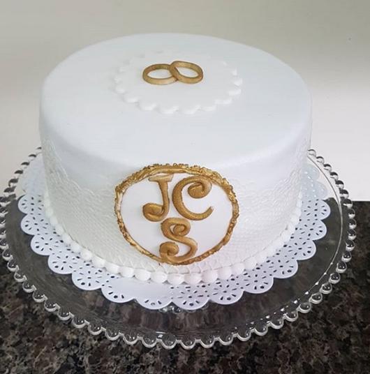 bolo branco e dourado