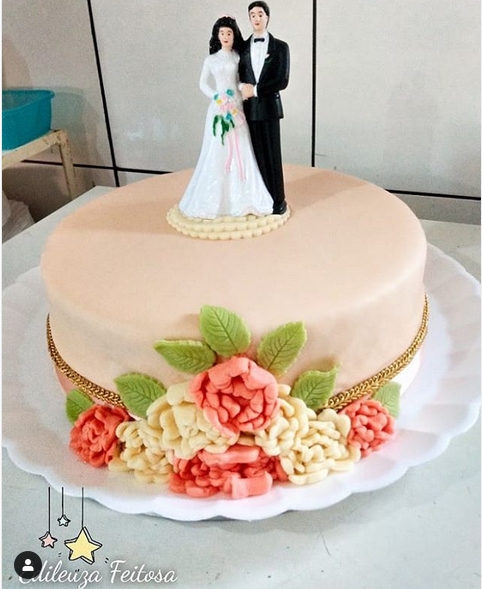 bolo com casal de noivinhos