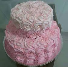Bolo rosa com degradê rosa claro.