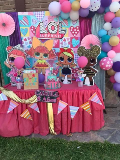 Festa da LOL decoração com toalha de mesa rosa
