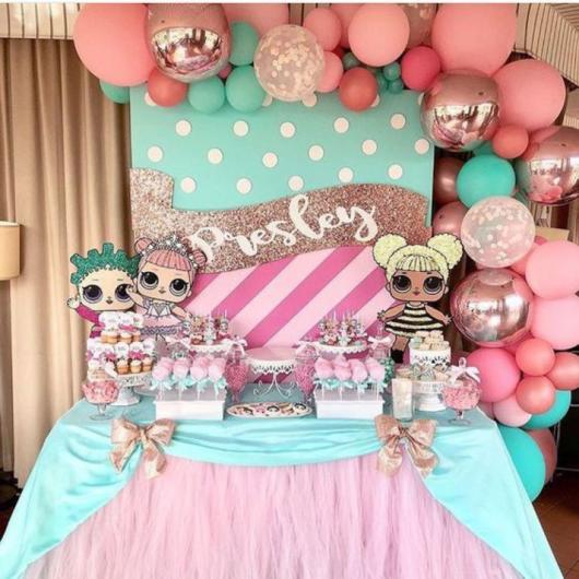 Festa Lol Surprise: decoração com toalha de mesa azul e rosa