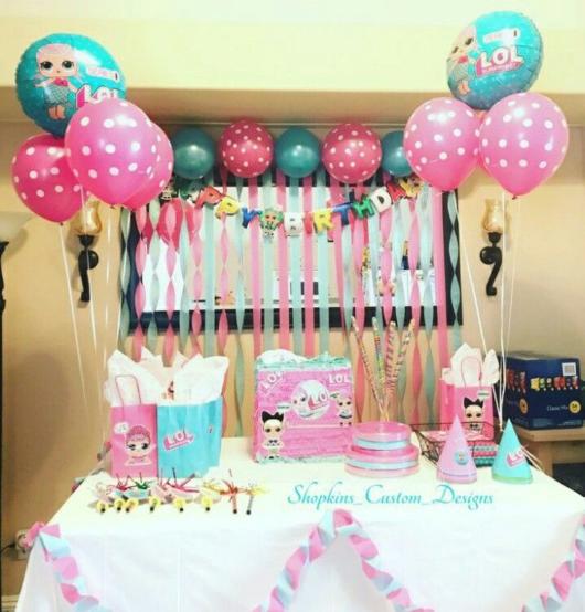 Festa da LOL decoração simples com balões rosas e azuis