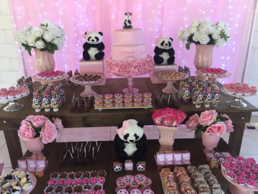 Decoração Festa panda rosa com ursos de panda espalhados.