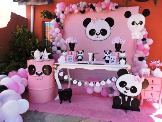 Decoração Festa panda rosa com desenhos de pandas na parede.