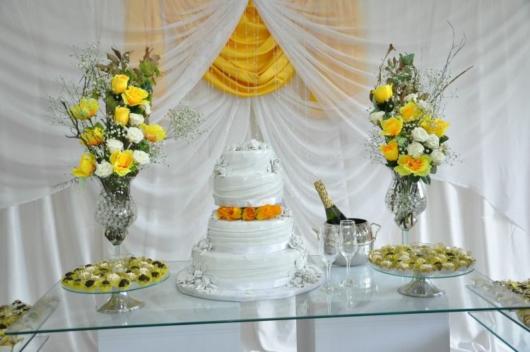 Decoração amarela e branca para mesa de casamento