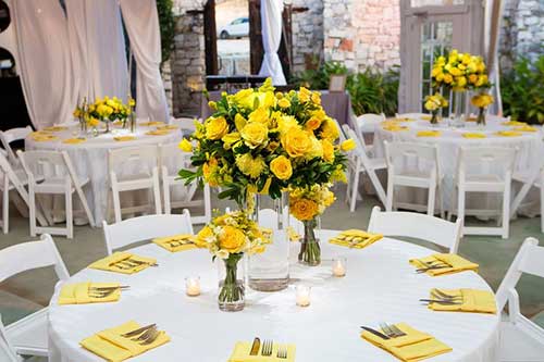 Decoração amarela e branca para mesa de casamento