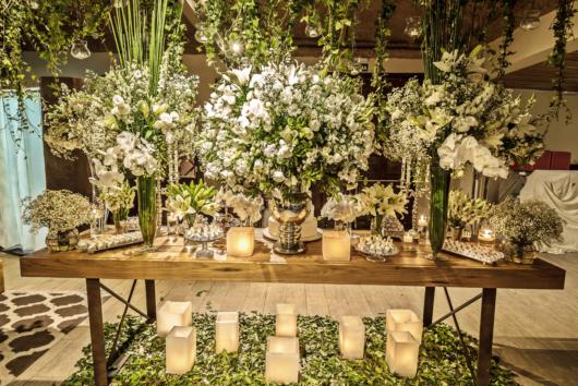 casamento luxuoso com flores brancas