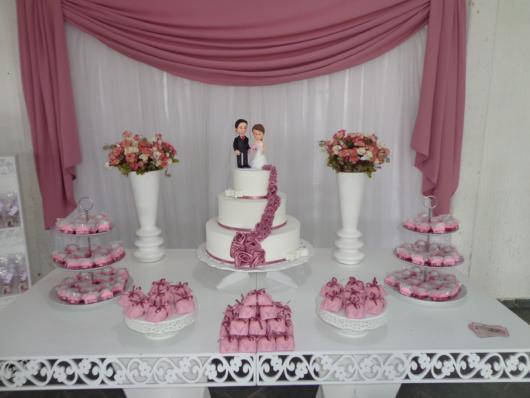 Mesa de casamento simples rosa