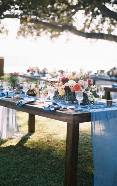 Mesa de casamento simples azul