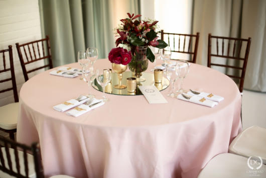 Mesa de casamento simples rosa