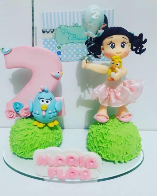 topo de bolo galinha pintadinha com a bonequinha da aniversariante.