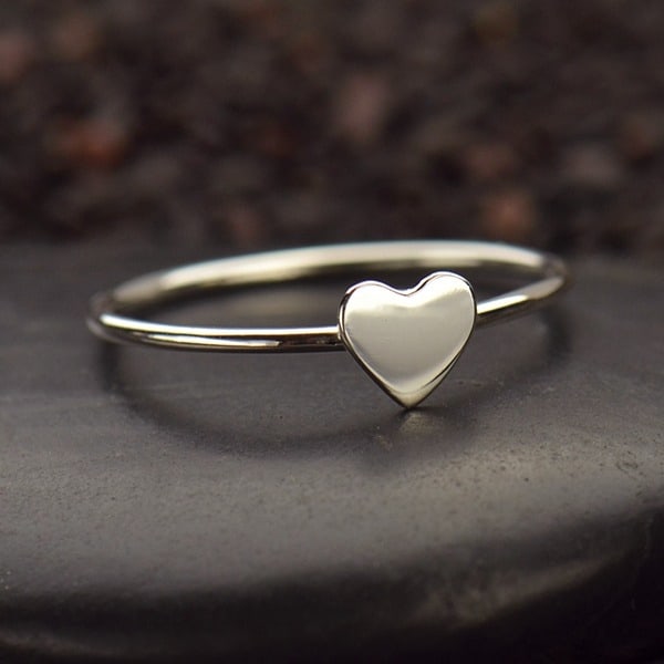 anel de prata com coração