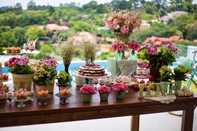 mesa de 15 anos decorada com flores