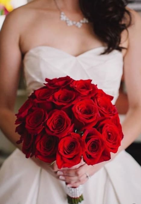 noiva com buquê de rosas vermelhas