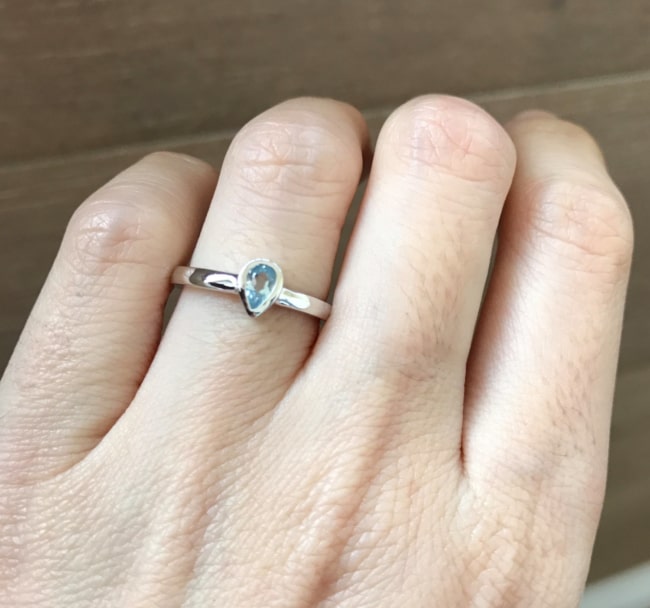 anel simples com pedra