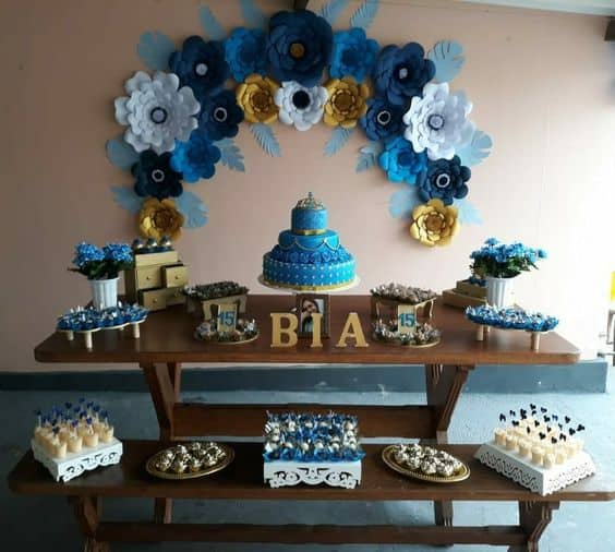 festa simples com decoração azul
