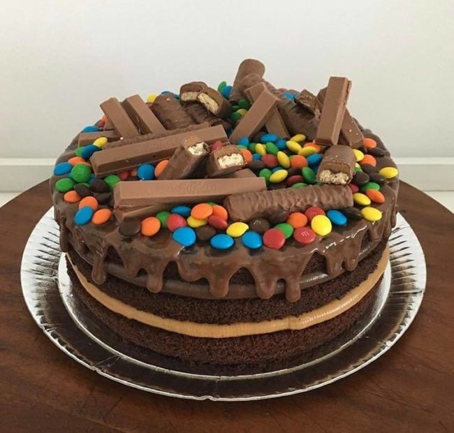 bolo com chocolates para 15 anos
