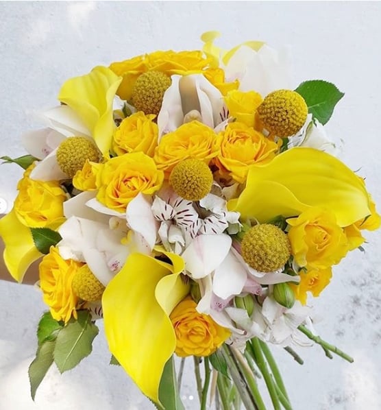 buquê com flores amarelas