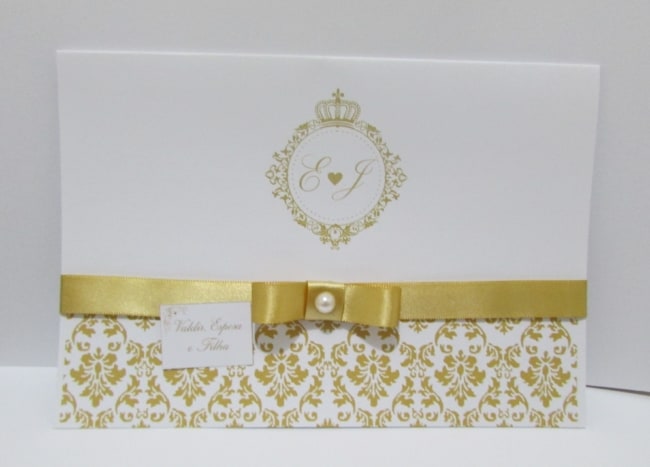 Convite de casamento tradicional dourado com brasão