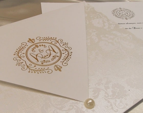 Convite de casamento tradicional dourado com pérola