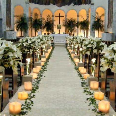 Decoração de igreja com velas