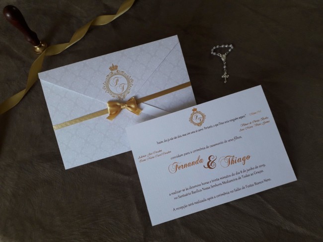 Modelo de convite dourado para casamento com envelope