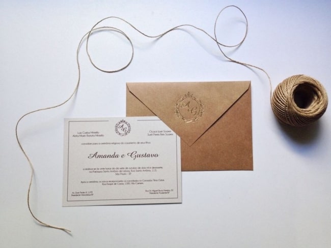 convite simples com envelope em papel kraft