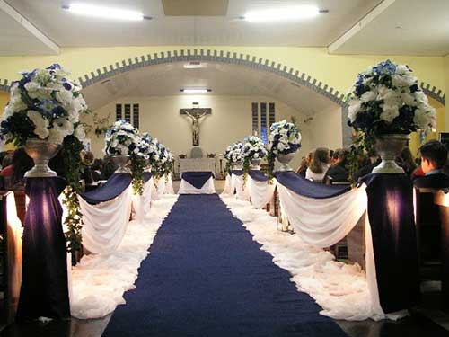 igreja com decoração de casamento