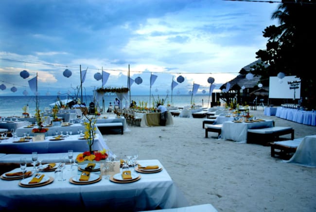 montagem de festa de casamento na praia