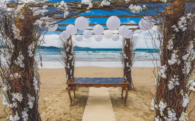 ornamentação de casamento na beira da praia