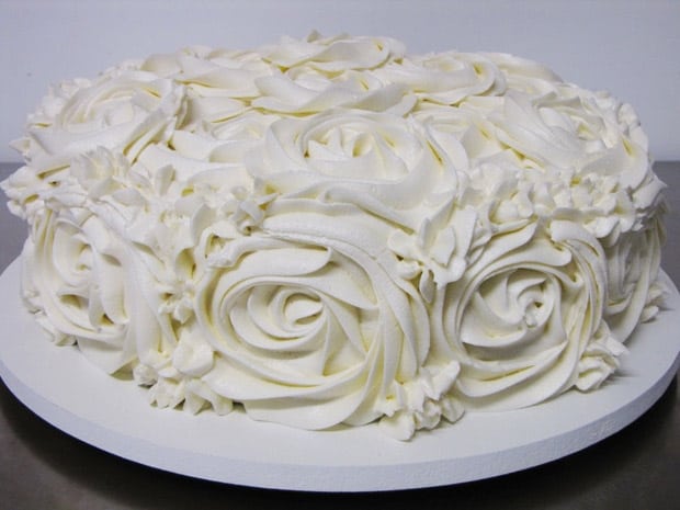 bolo com cobertura de glacê branco