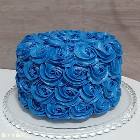 bolo azul de glacê real com flores