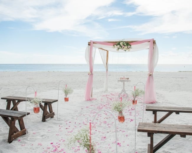 Altar de casamento simples na praia