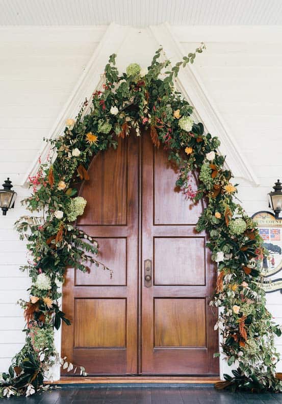 Arco de flores em porta da igreja