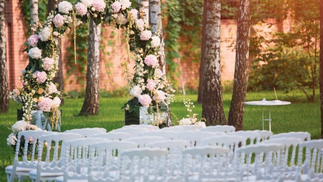 Arcos de flores em casamento no campo