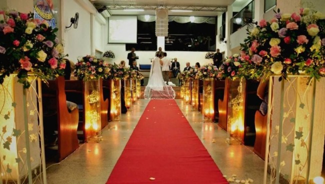 Casamento com tapete vermelho em igreja evangélica