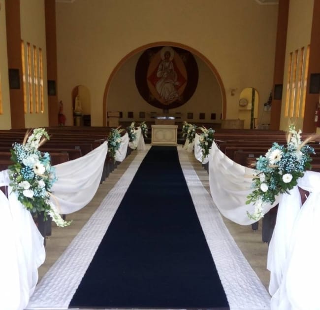 Casamento na igreja com decoração de panos