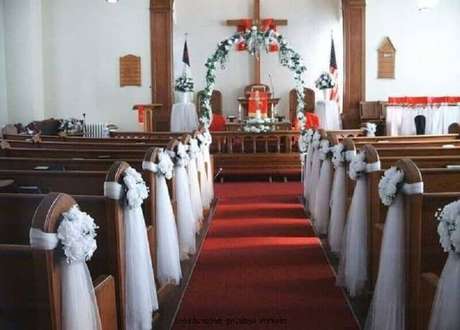 Casamento na igreja com decoração simples