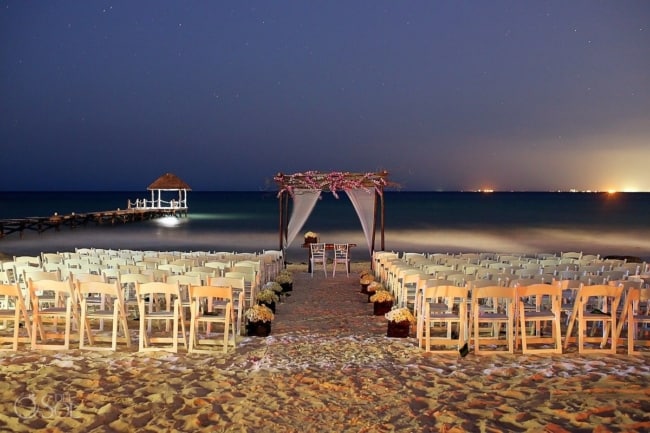Casamento na praia à noite